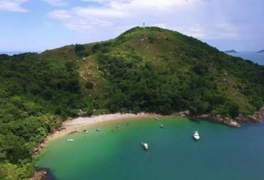 Praia com água Cristalina